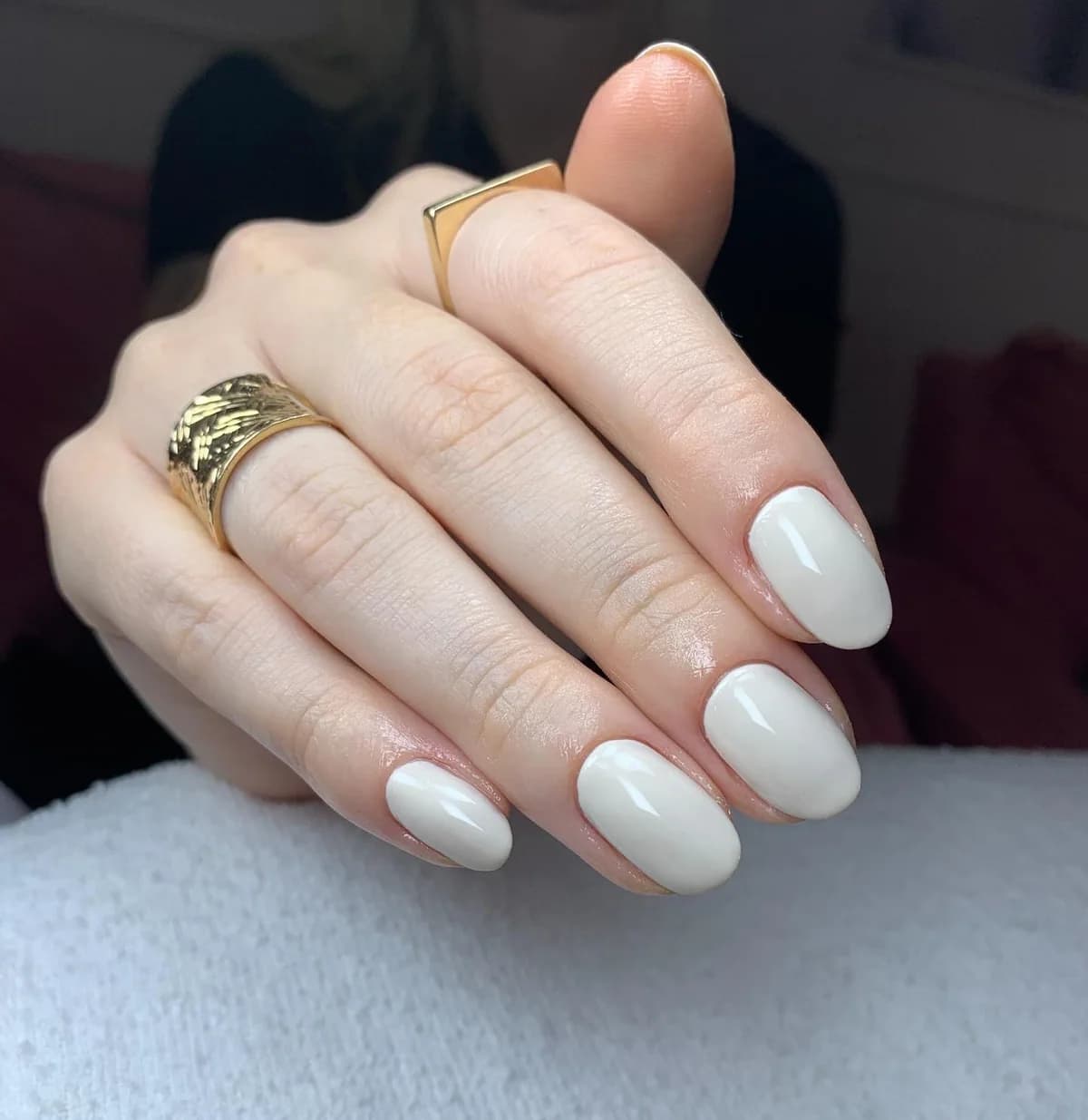 Unhas em branco leitoso feitas por Paula Oliveira
