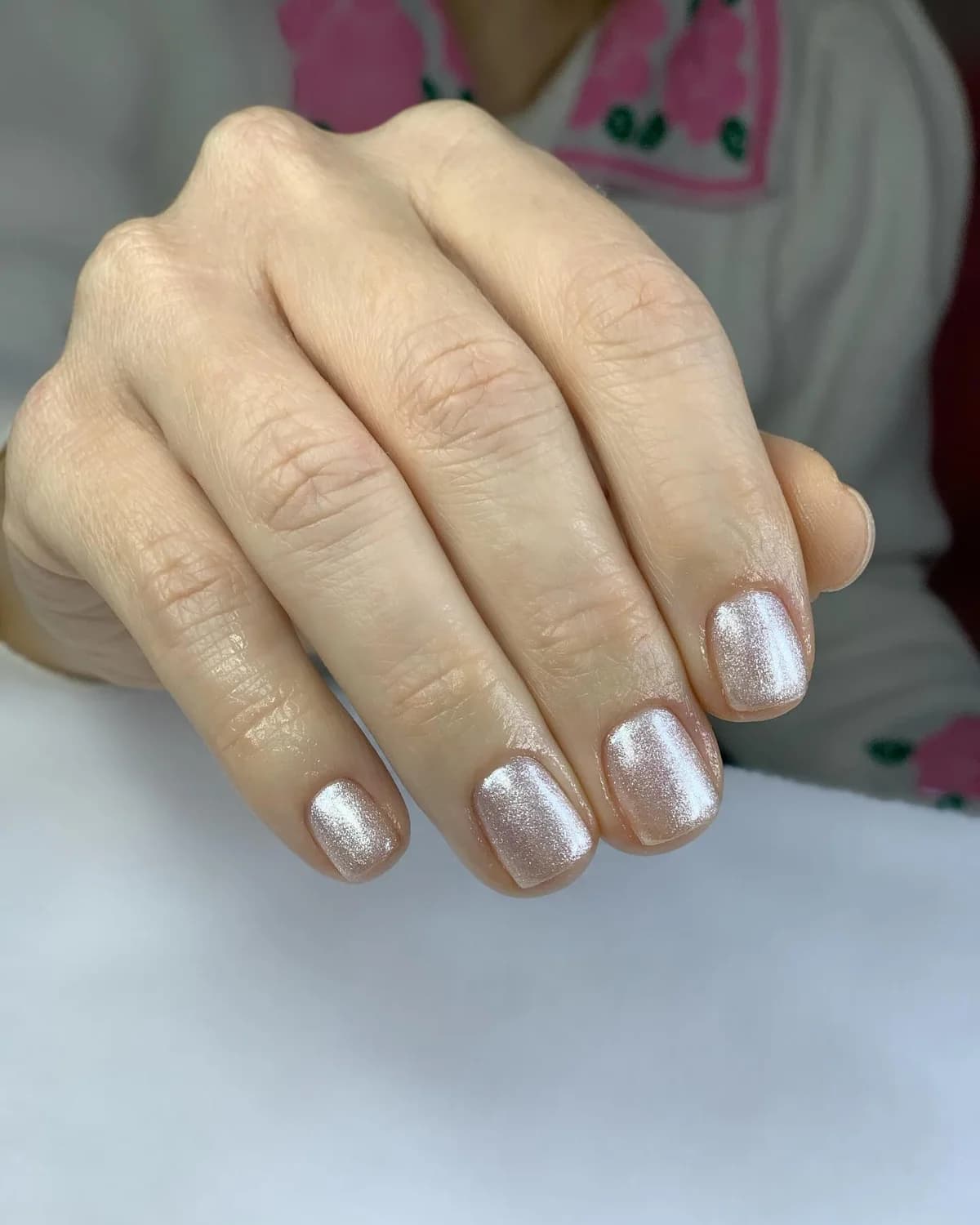 Unhas curtas com acabamento cromado feitas por Paula Oliveira